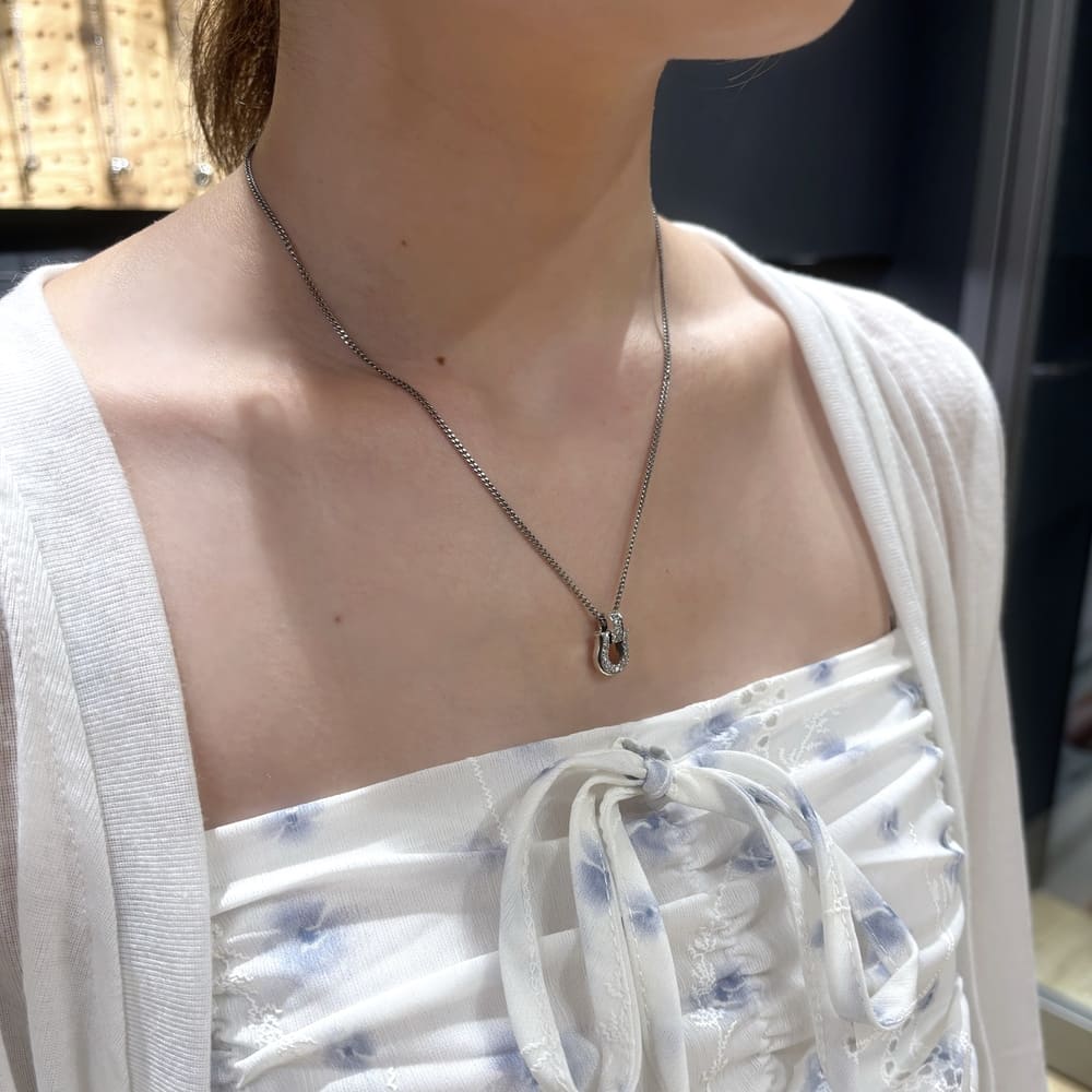 シルバーネックレス着用画像｜メンズアクセサリーブランドLION HEART（ライオンハート）のレディーススタッフコーディネート。