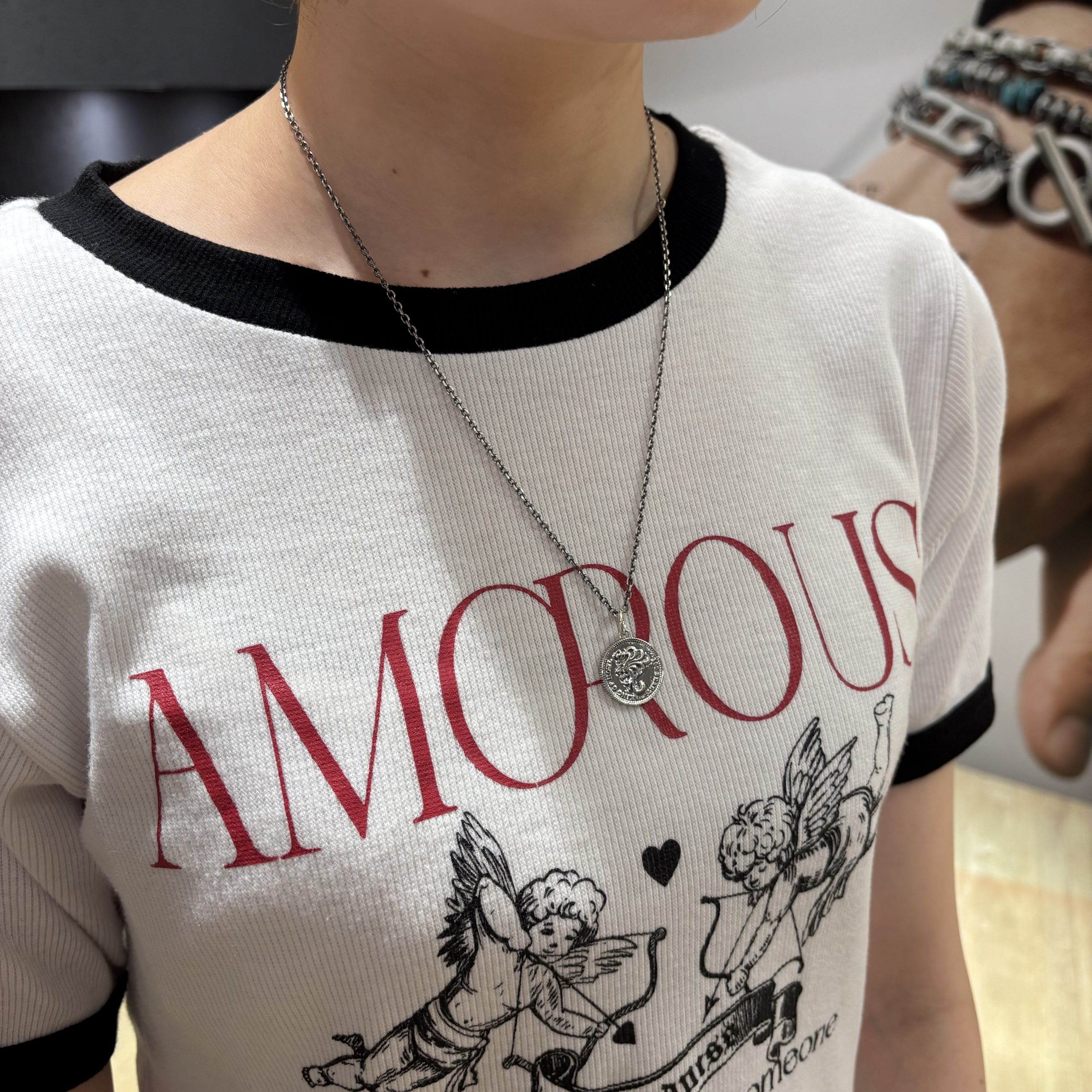 シルバーネックレス着用画像｜メンズアクセサリーブランドLION HEART（ライオンハート）のレディーススタッフコーディネート。