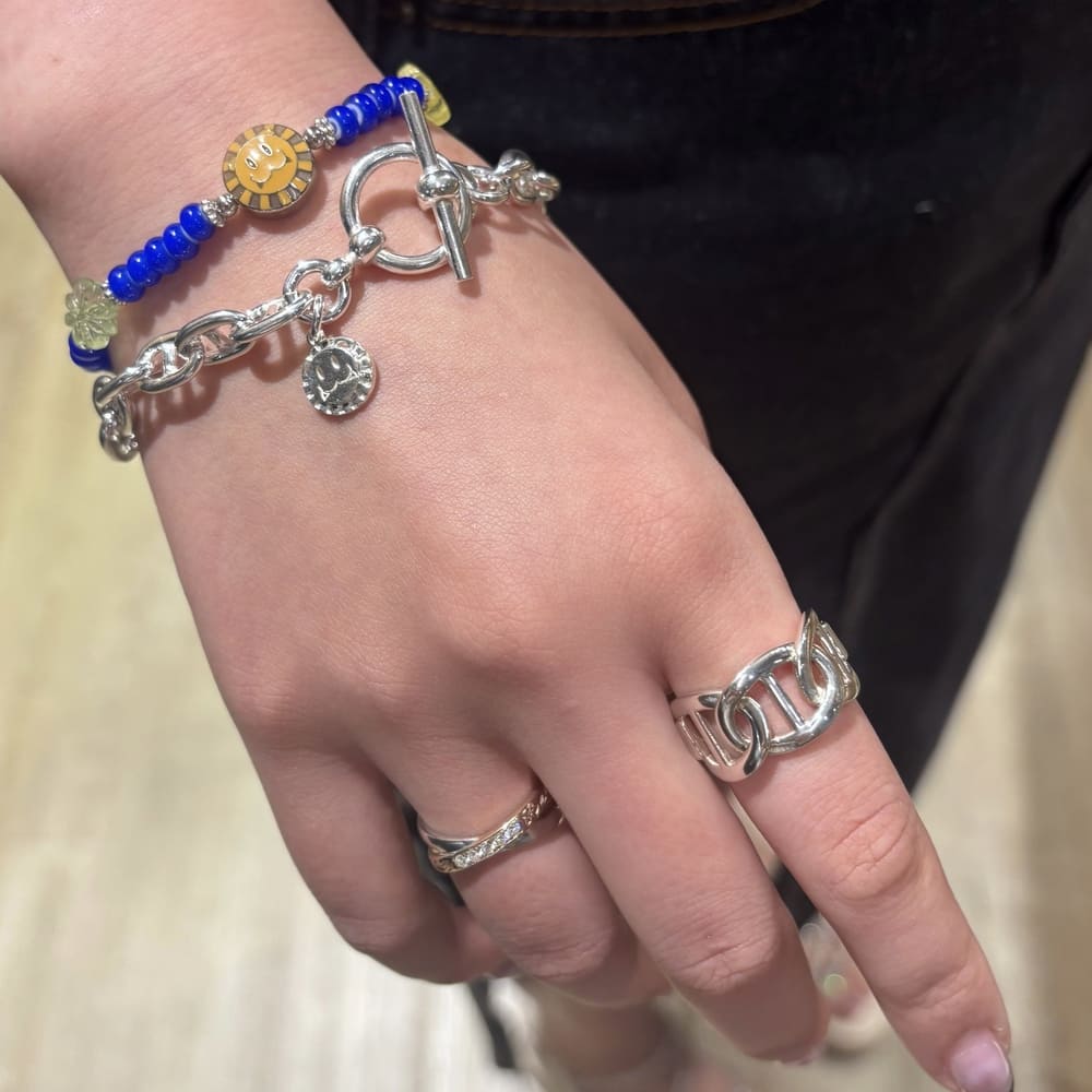 シルバーリング、シルバーブレスレット、ビーズブレスレット着用画像｜メンズアクセサリーブランドLION HEART（ライオンハート）のレディーススタッフコーディネート。