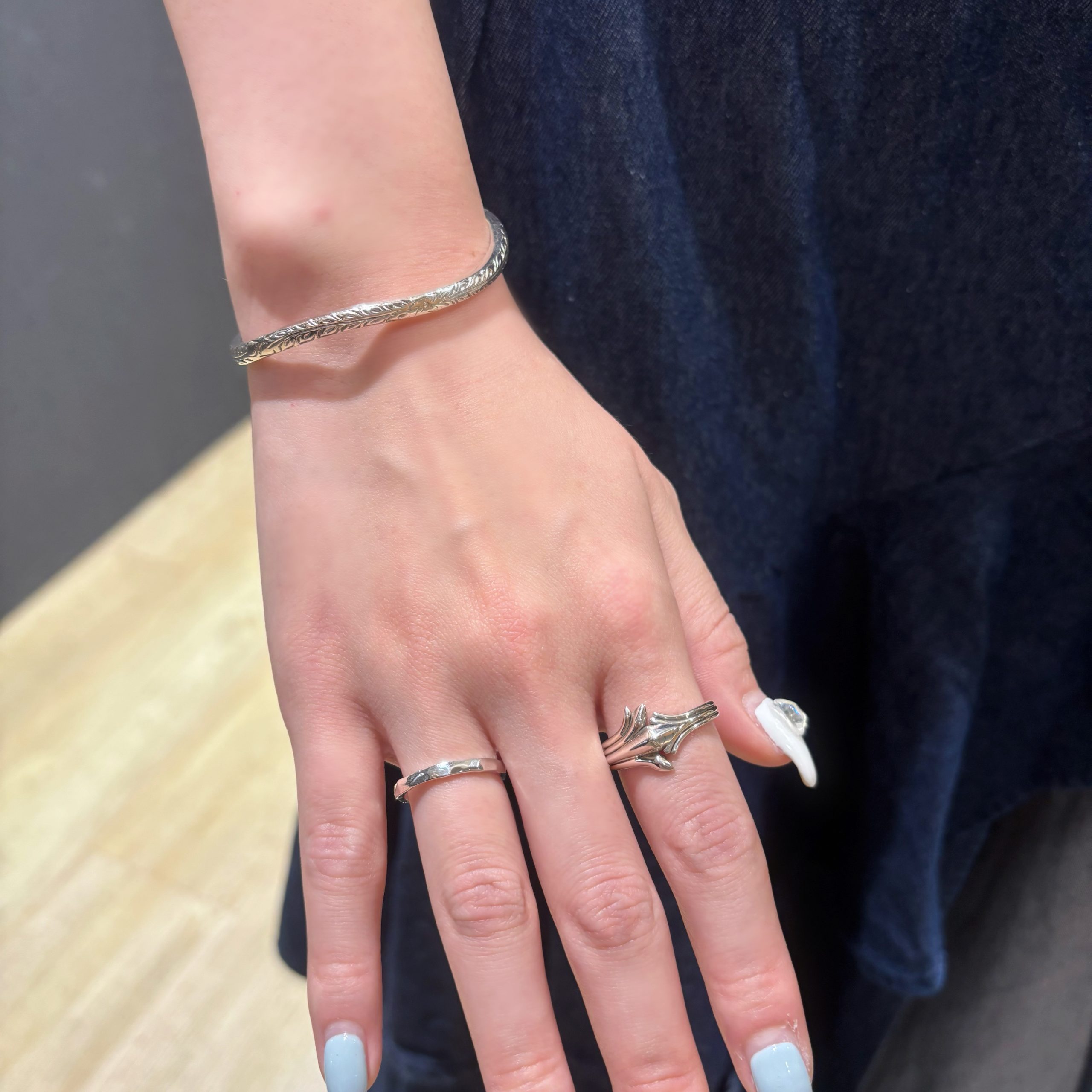 シルバーリング、シルバーバングル着用画像｜メンズアクセサリーブランドLION HEART（ライオンハート）のレディーススタッフコーディネート。