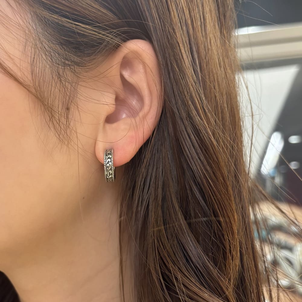 シルバーイヤリング着用画像｜メンズアクセサリーブランドLION HEART（ライオンハート）のレディーススタッフコーディネート。