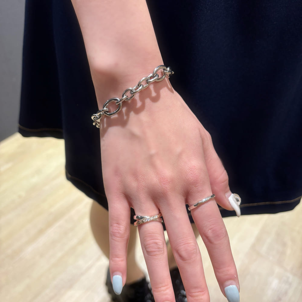 シルバーリング、シルバーブレスレット着用画像｜メンズアクセサリーブランドLION HEART（ライオンハート）のレディーススタッフコーディネート。