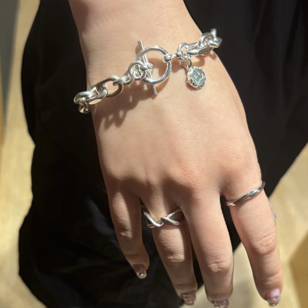 シルバーブレスレット、シルバーリング着用画像|メンズアクセサリーブランドLION HEART(ライオンハート)のレディーススタッフコーディネート。