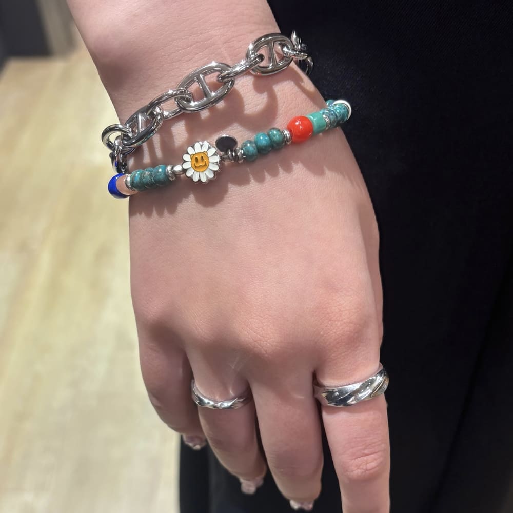 シルバーブレスレット、ビーズブレスレット、シルバーリング着用画像｜メンズアクセサリーブランドLION HEART（ライオンハート）のレディーススタッフコーディネート。