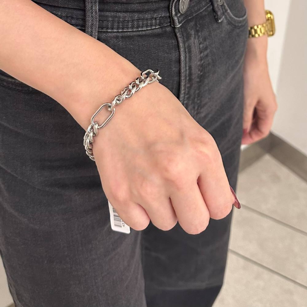 シルバーブレスレット着用画像｜メンズアクセサリーブランドLION HEART（ライオンハート）のレディーススタッフコーディネート。