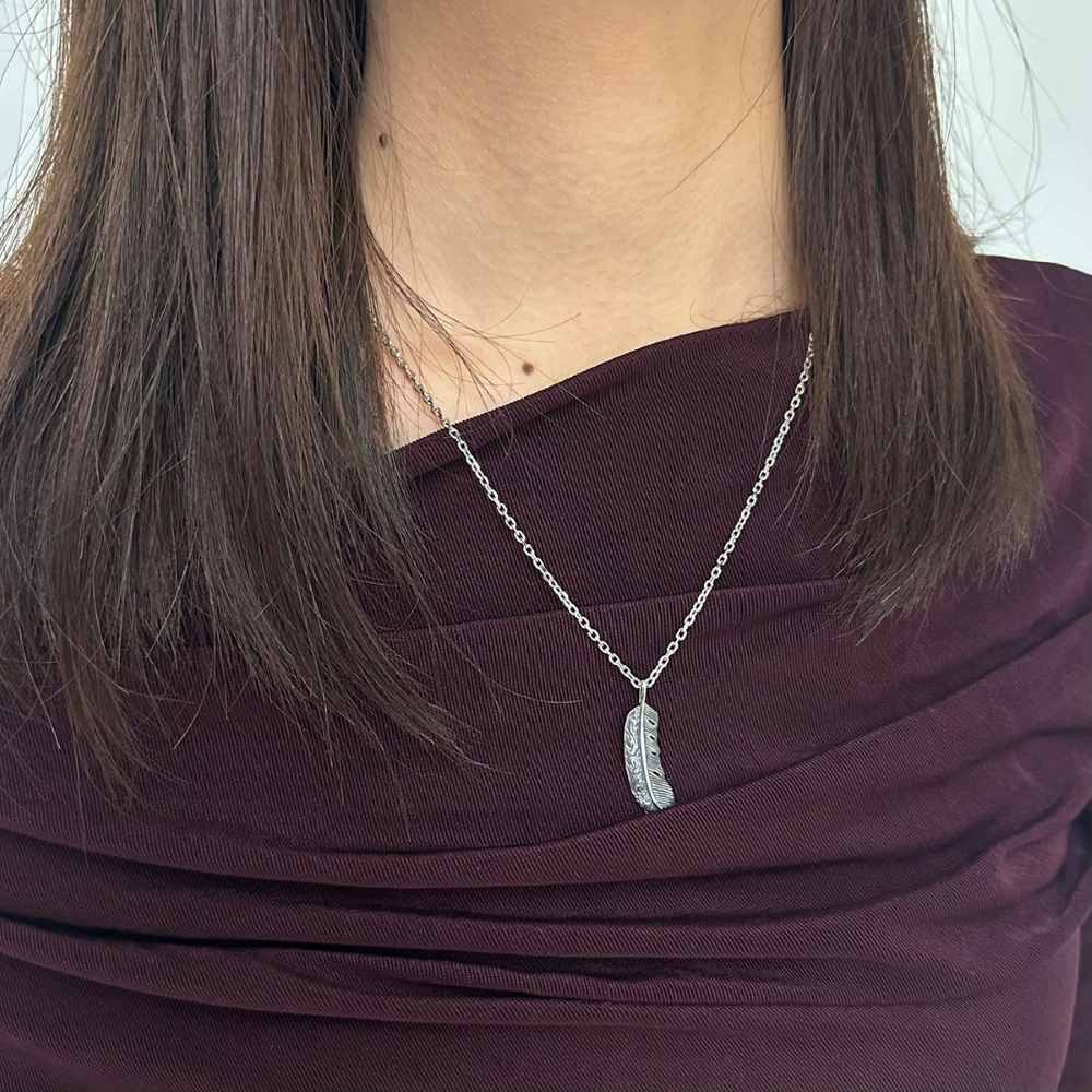 シルバーネックレス着用画像｜メンズアクセサリーブランドLION HEART（ライオンハート）のレディーススタッフコーディネート。