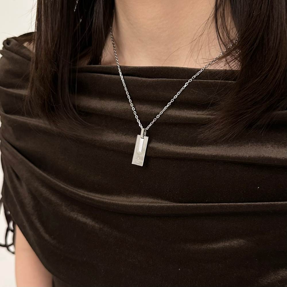 シルバーネックレス着用画像｜メンズアクセサリーブランドLION HEART（ライオンハート）のレディーススタッフコーディネート。