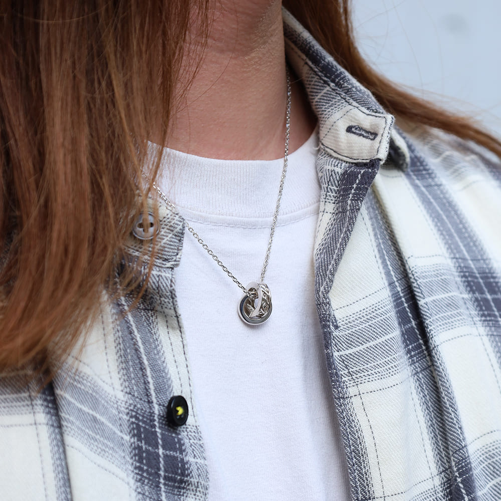 シルバーネックレス着用画像｜メンズアクセサリーブランドLION HEART（ライオンハート）のメンズスタッフコーディネート。