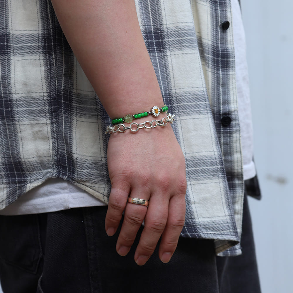 ビーズブレスレット、シルバーブレスレット、シルバーリング着用画像｜メンズアクセサリーブランドLION HEART（ライオンハート）のメンズスタッフコーディネート。