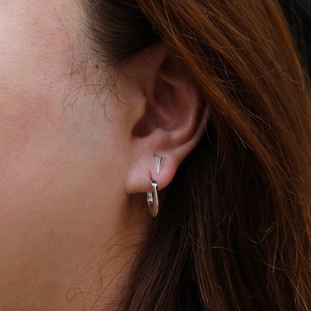 シルバーピアス着用画像｜メンズアクセサリーブランドLION HEART（ライオンハート）のメンズスタッフコーディネート。