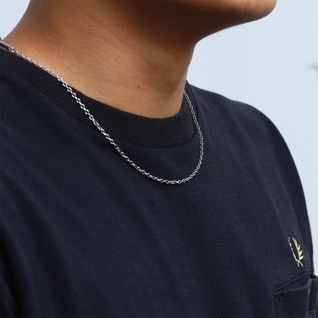 シルバーネックレス着用画像｜メンズアクセサリーブランドLION HEART（ライオンハート）のメンズスタッフコーディネート。