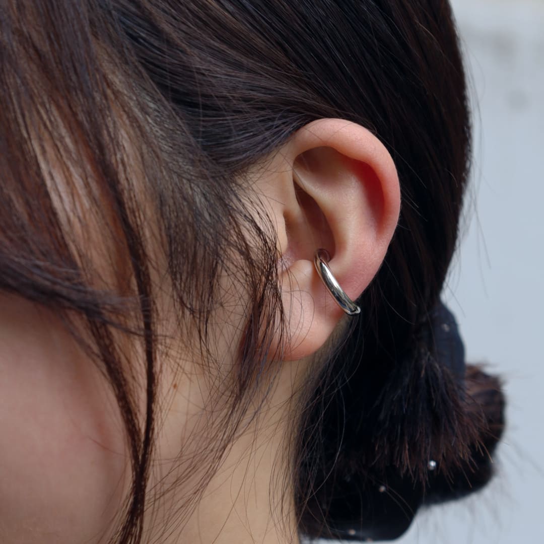 LHMEのシルバーイヤーカフ｜LHME(エルエイチエムイー)のアクセサリーを使ったコーディネート　金属アレルギー対応　サージカルステンレス