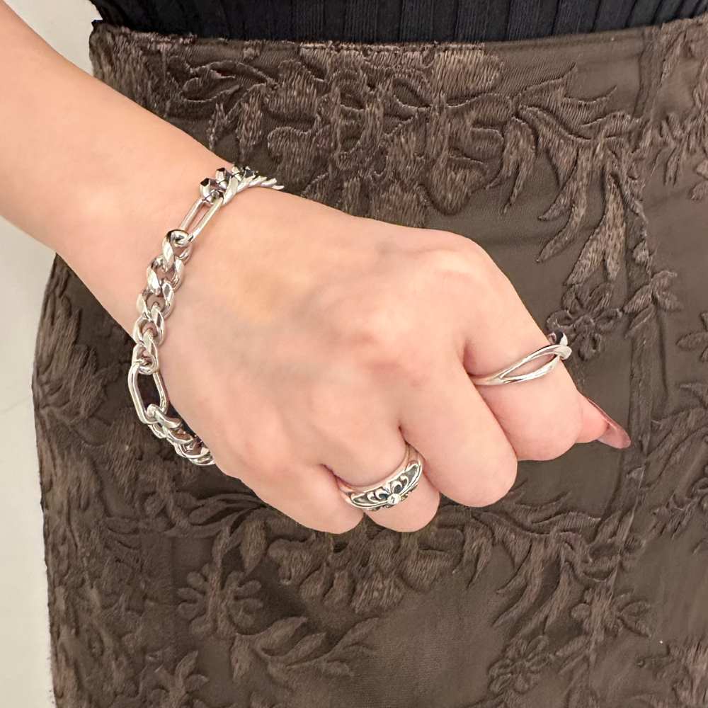 シルバーブレスレット、シルバーリング着用画像｜メンズアクセサリーブランドLION HEART（ライオンハート）のレディーススタッフコーディネート。