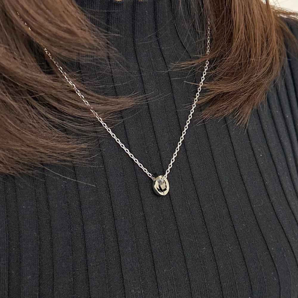 シルバーネックレス着用画像｜メンズアクセサリーブランドLION HEART（ライオンハート）のレディーススタッフコーディネート。