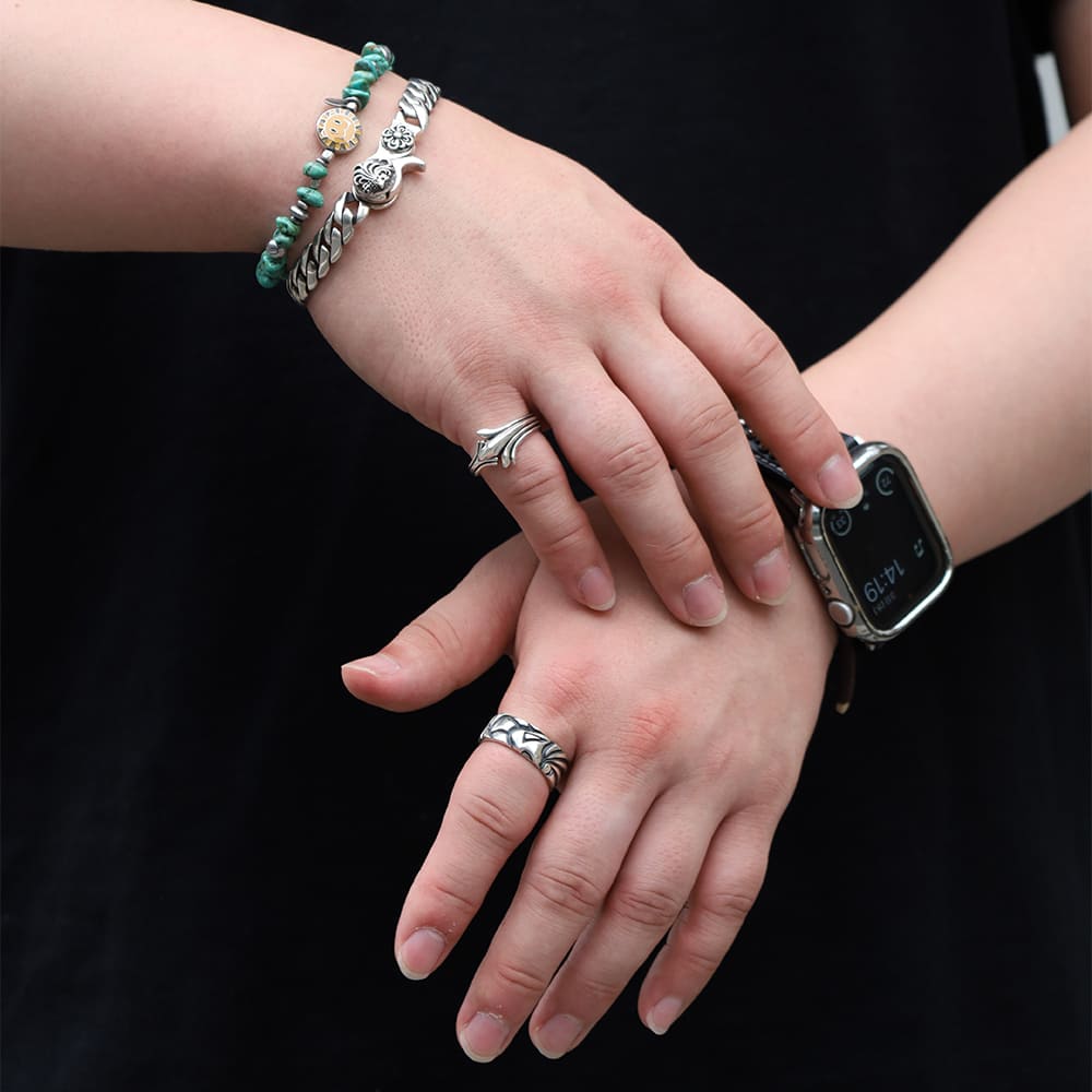 ビーズブレスレット、シルバーブレスレット、シルバーリング着用画像|メンズアクセサリーブランドLION HEART(ライオンハート)のメンズスタッフコーディネート。