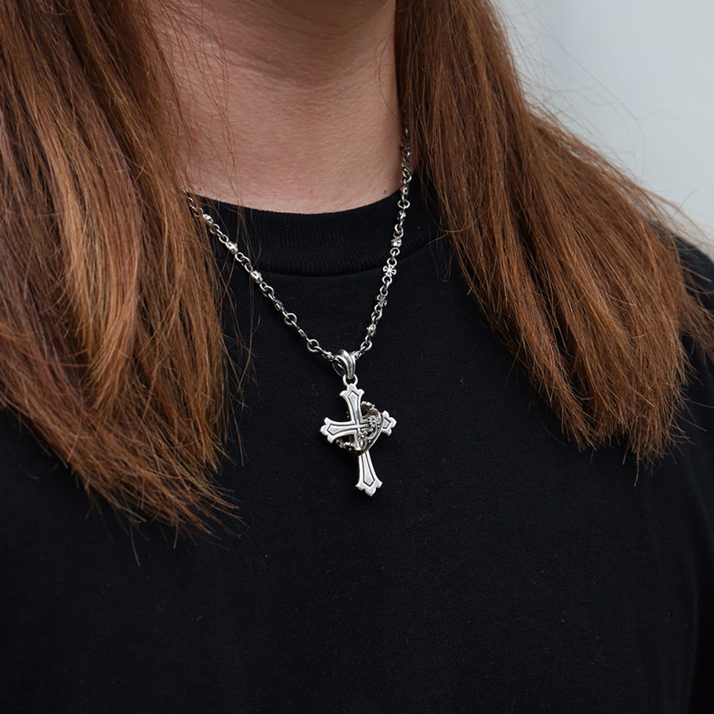 シルバーネックレス着用画像｜メンズアクセサリーブランドLION HEART（ライオンハート）のメンズスタッフコーディネート。