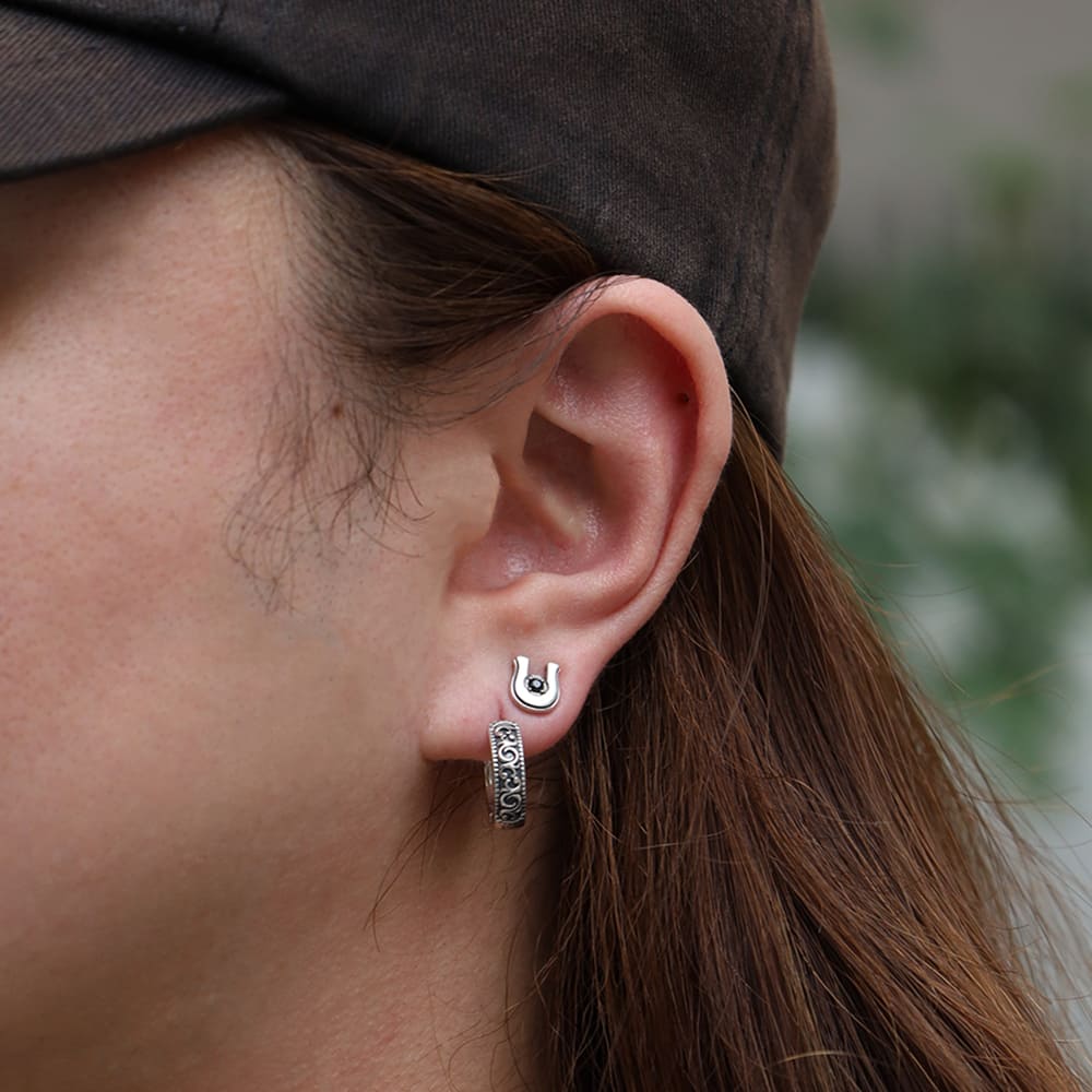 シルバーピアス着用画像｜メンズアクセサリーブランドLION HEART（ライオンハート）のメンズスタッフコーディネート。