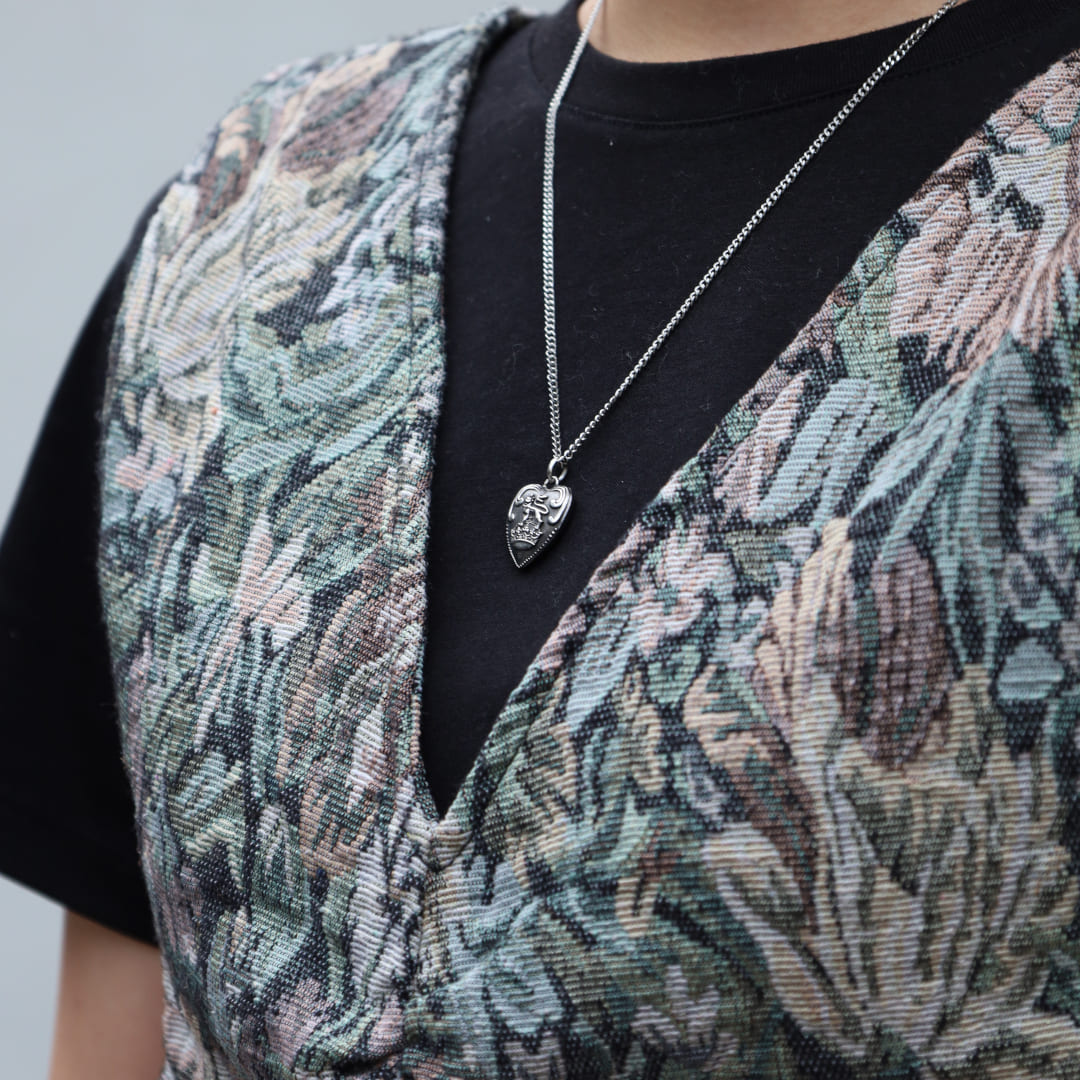シルバーネックレス着用画像｜メンズアクセサリーブランドLION HEART（ライオンハート）のレディーススタッフコーディネート。