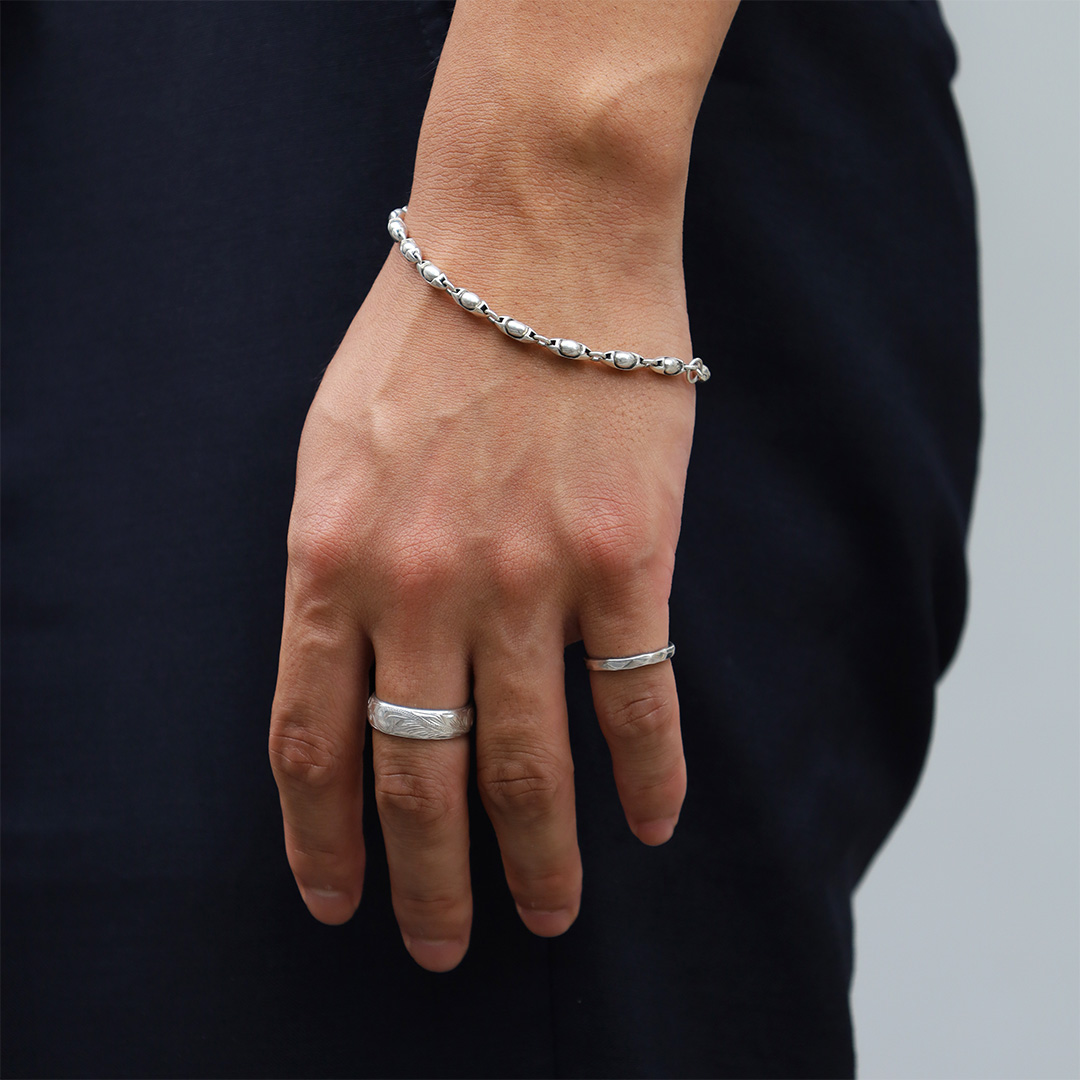 シルバーブレスレット、シルバーリング着用画像｜メンズアクセサリーブランドLION HEART（ライオンハート）のメンズスタッフコーディネート。