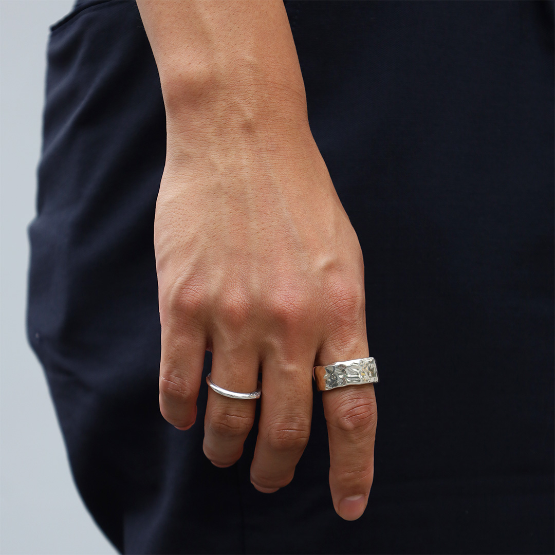 シルバーリング着用画像｜メンズアクセサリーブランドLION HEART（ライオンハート）のメンズスタッフコーディネート。