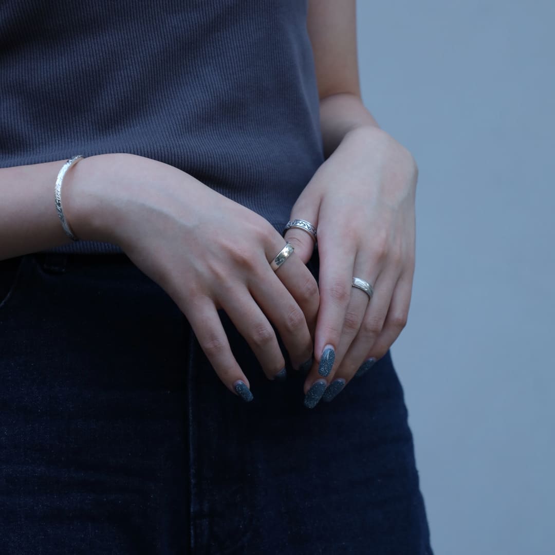 シルバーバングル、シルバーリング着用画像｜メンズアクセサリーブランドLION HEART（ライオンハート）のレディーススタッフコーディネート。