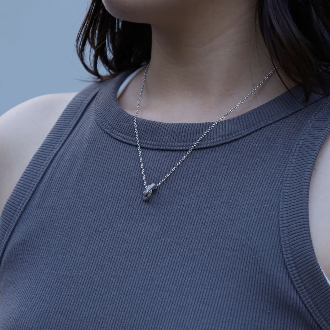 シルバーネックレス着用画像｜メンズアクセサリーブランドLION HEART（ライオンハート）のレディーススタッフコーディネート。
