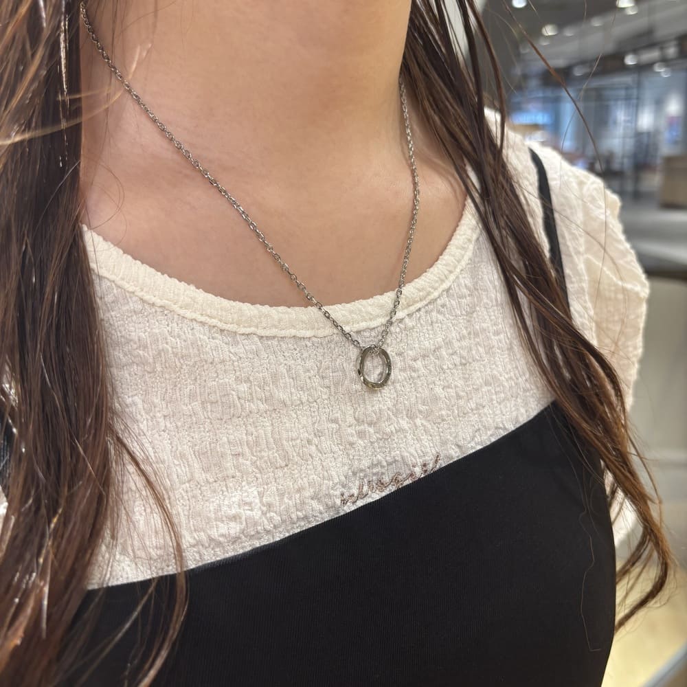 シルバーネックレス着用画像｜メンズアクセサリーブランドLION HEART（ライオンハート）のレディーススタッフコーディネート。