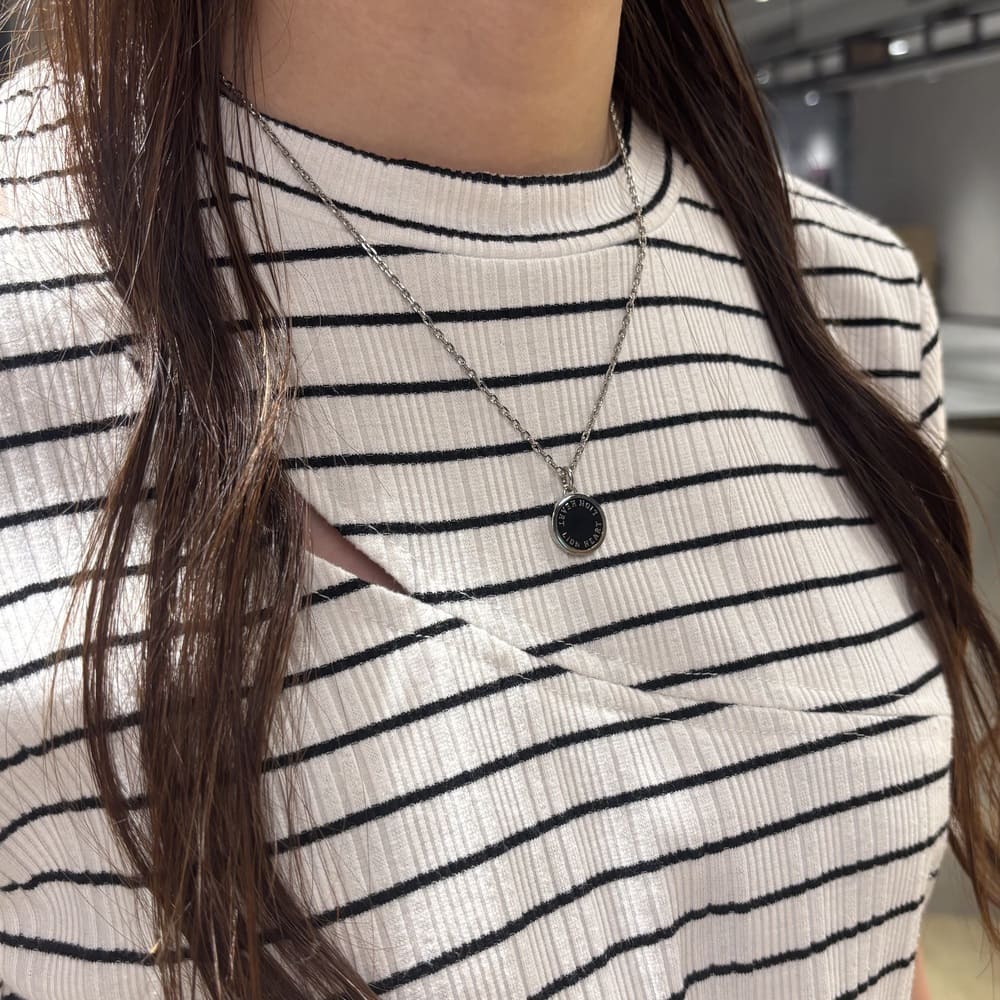 シルバーネックレス着用画像｜メンズアクセサリーブランドLION HEART（ライオンハート）のレディーススタッフコーディネート。