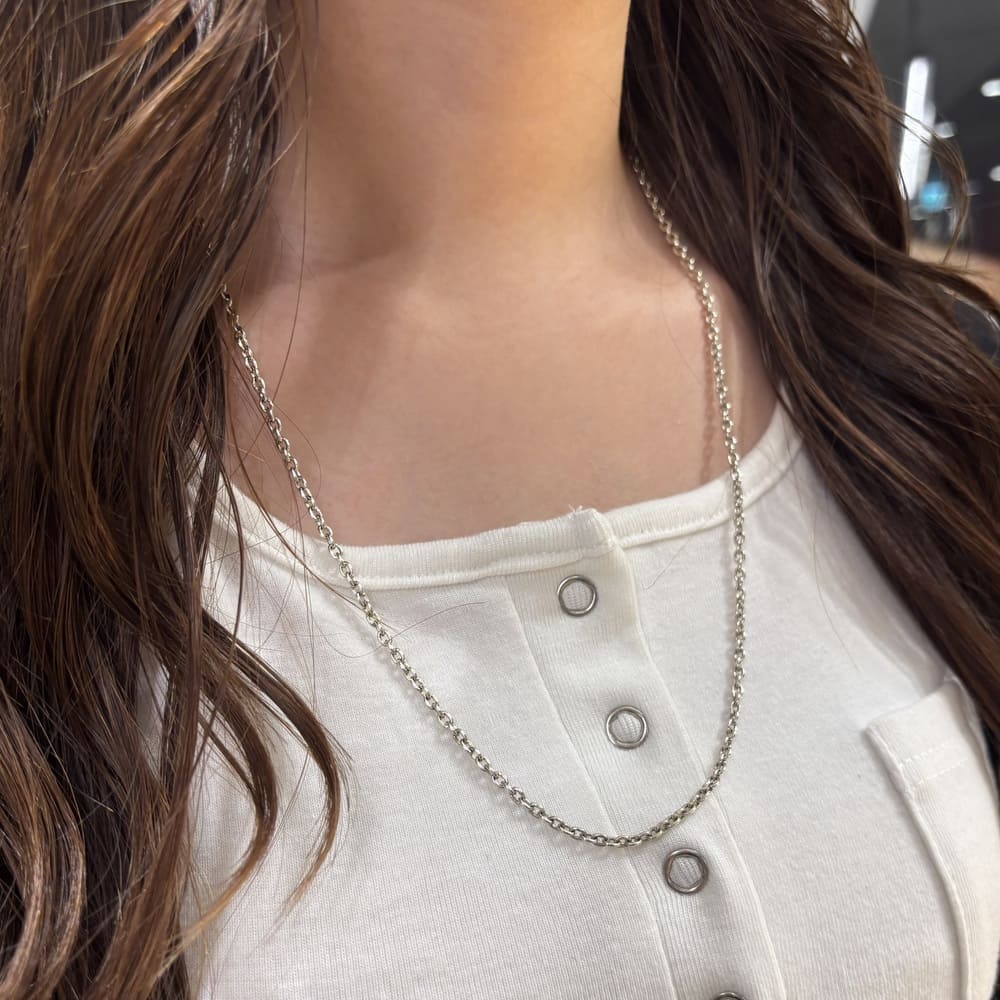 シルバーネックレス着用画像｜メンズアクセサリーブランドLION HEART（ライオンハート）のレディーススタッフコーディネート。