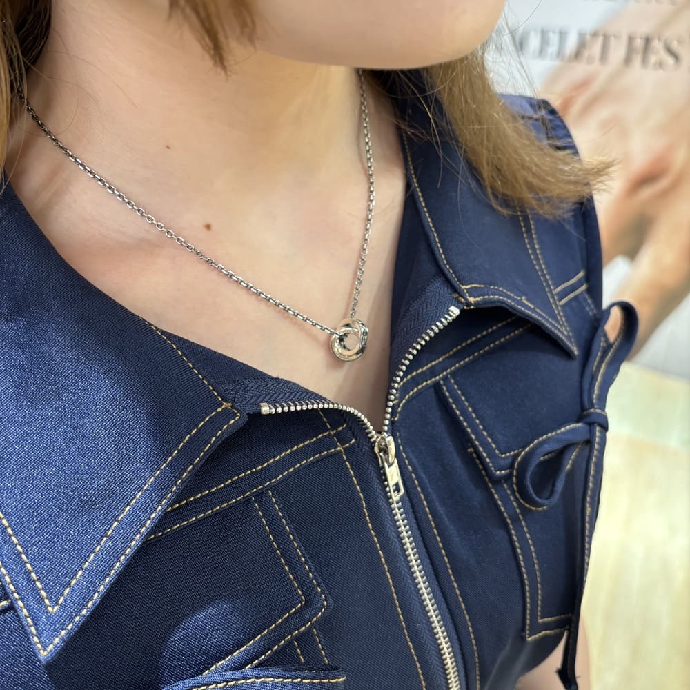 シルバーネックレス着用画像｜メンズアクセサリーブランドLION HEART（ライオンハート）のレディーススタッフコーディネート。