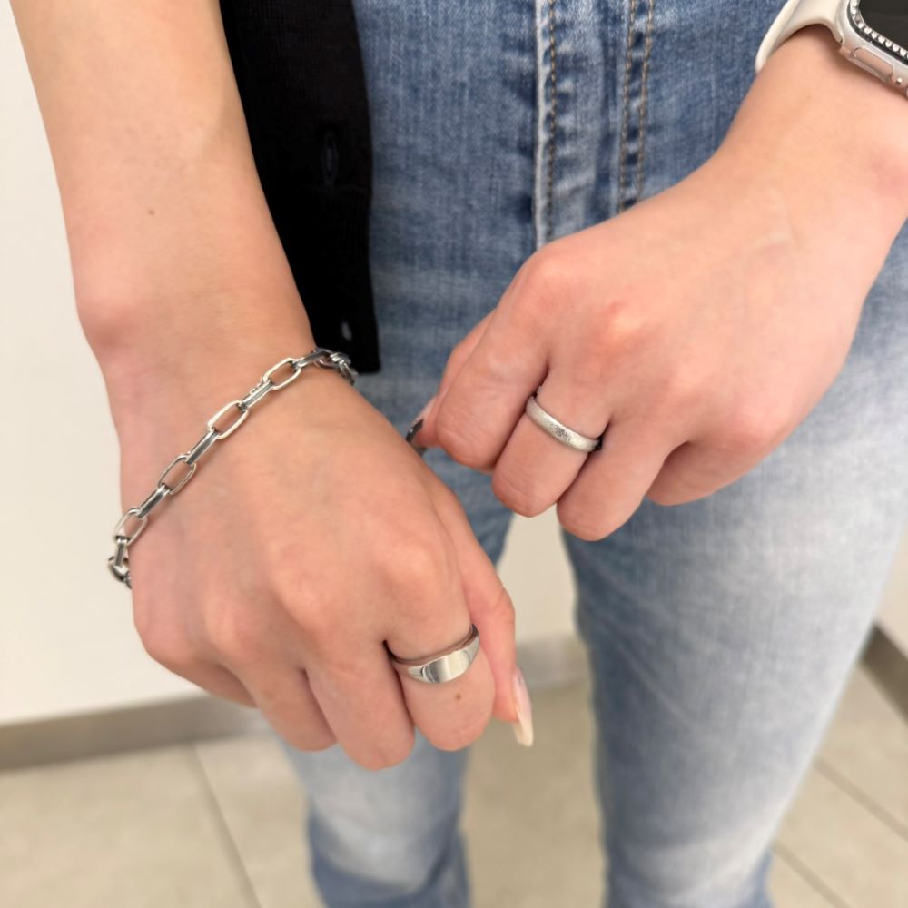 シルバーブレスレット、」シルバーリング着用画像｜メンズアクセサリーブランドLION HEART（ライオンハート）のレディーススタッフコーディネート。
