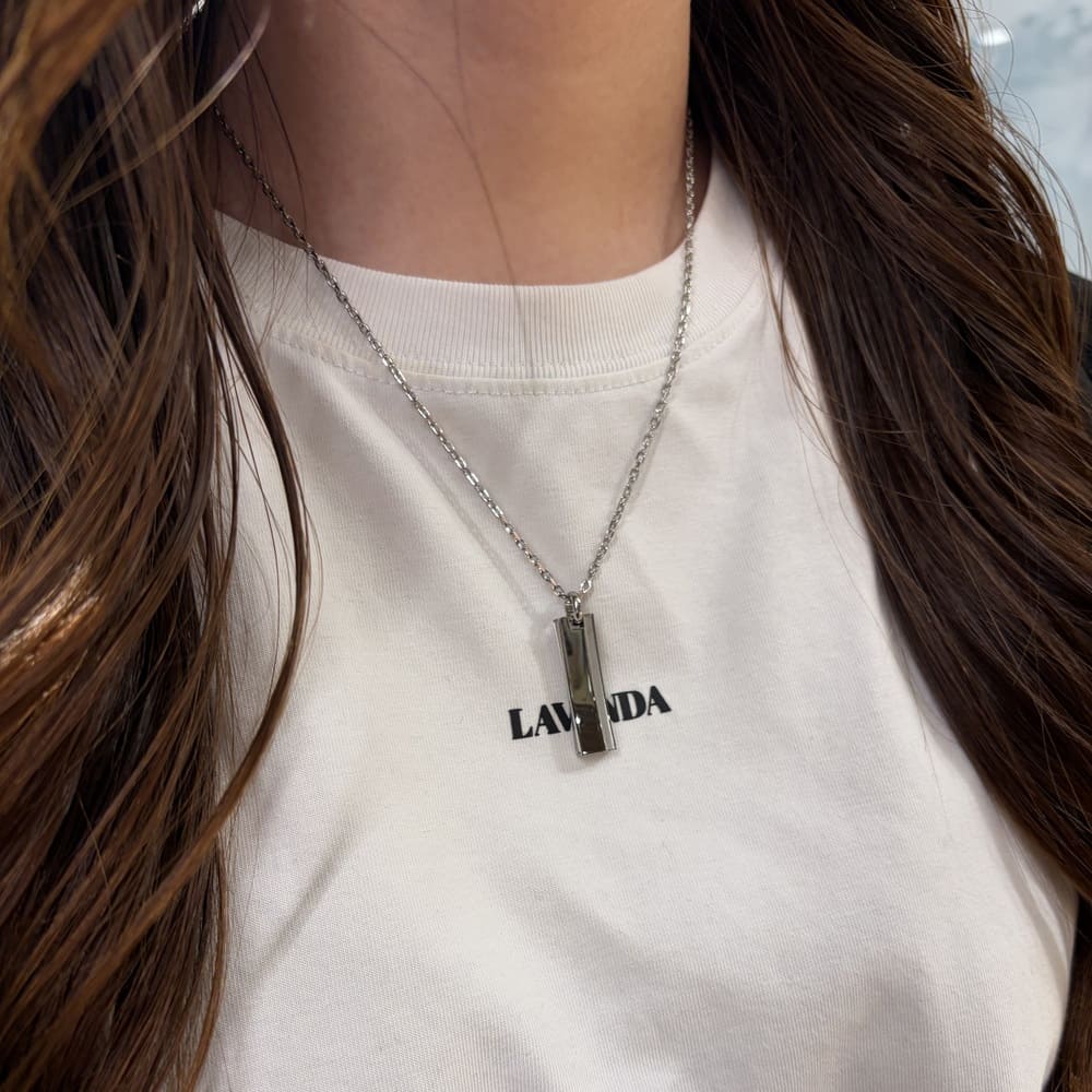 シルバーネックレス着用画像｜メンズアクセサリーブランドLION HEART（ライオンハート）のレディーススタッフコーディネート。