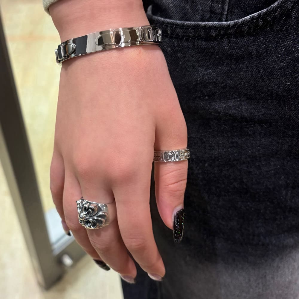 シルバーバングル、シルバーリング着用画像|メンズアクセサリーブランドLION HEART(ライオンハート)のレディーススタッフコーディネート。