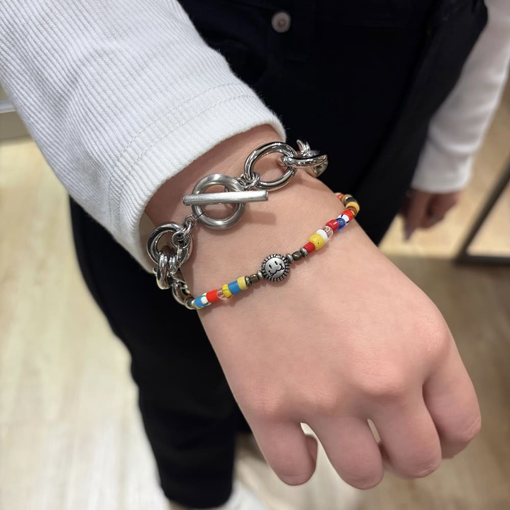 シルバーブレスレット、ビーズブレスレット着用画像｜メンズアクセサリーブランドLION HEART（ライオンハート）のレディーススタッフコーディネート。