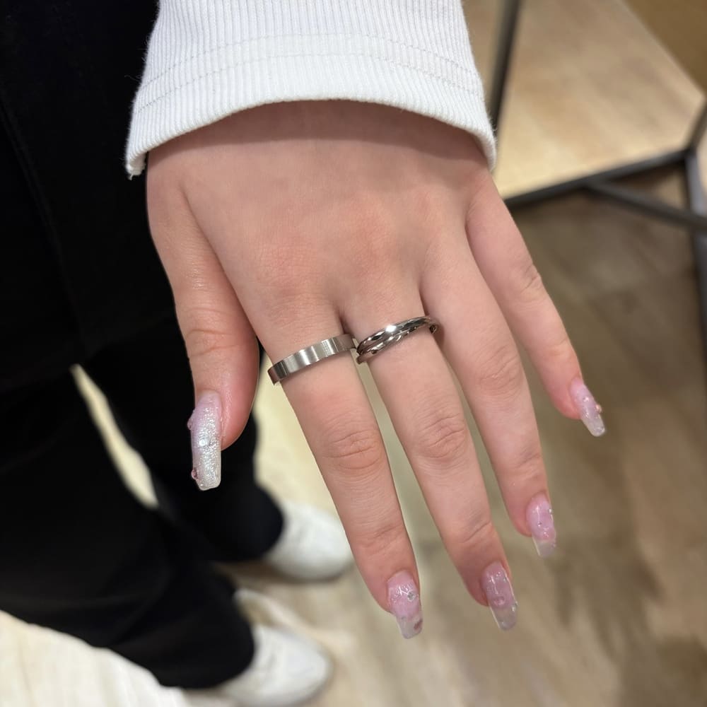 シルバーリング着用画像｜メンズアクセサリーブランドLION HEART（ライオンハート）のレディーススタッフコーディネート。