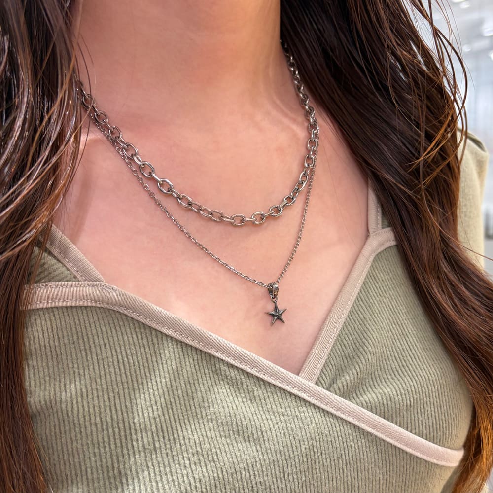 シルバーネックレス着用画像｜メンズアクセサリーブランドLION HEART（ライオンハート）のレディーススタッフコーディネート。