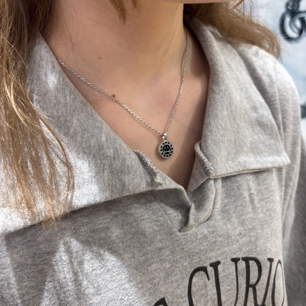 シルバーネックレス着用画像｜メンズアクセサリーブランドLION HEART（ライオンハート）のレディーススタッフコーディネート。