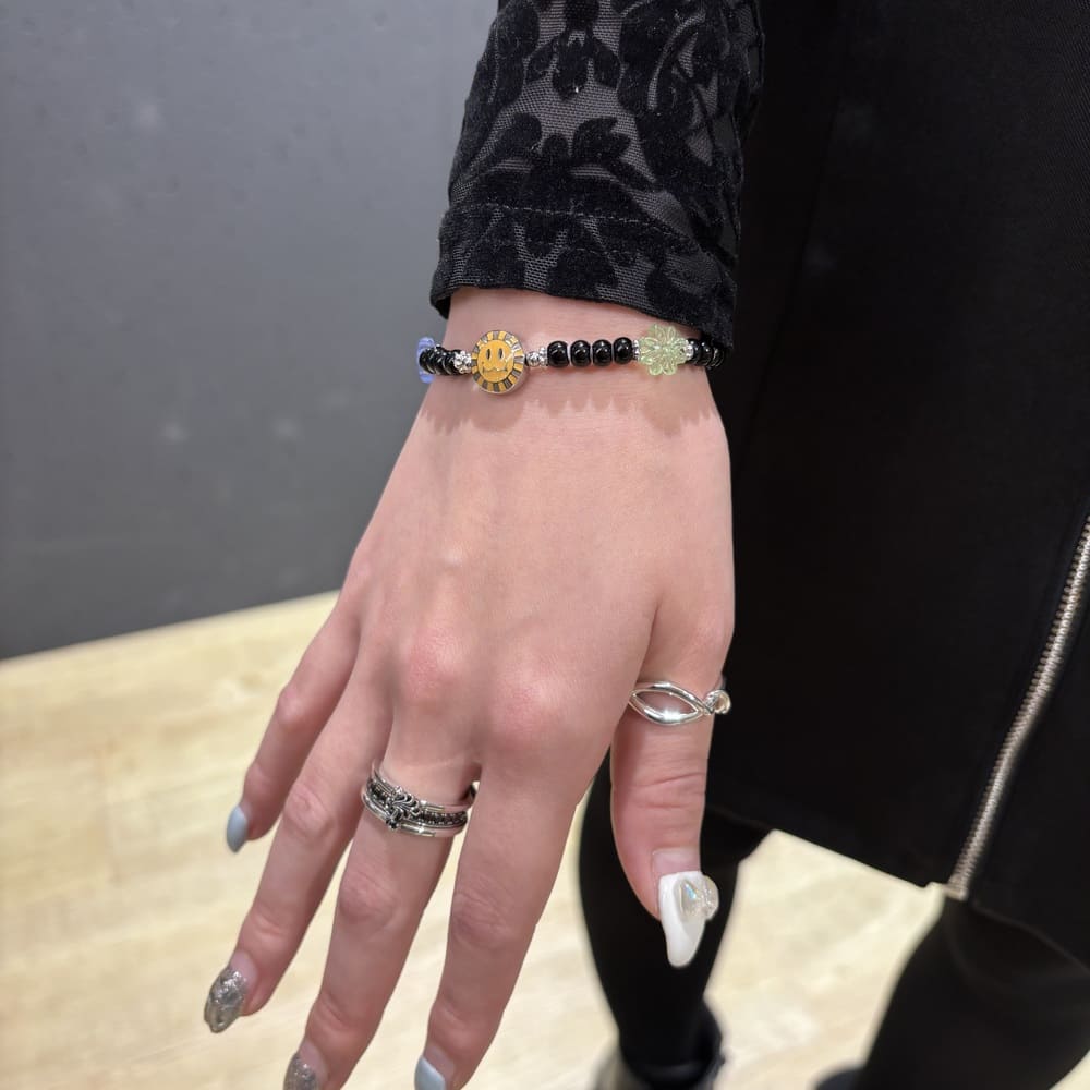 ビーズブレスレット、シルバーリング着用画像|メンズアクセサリーブランドLION HEART(ライオンハート)のレディーススタッフコーディネート。