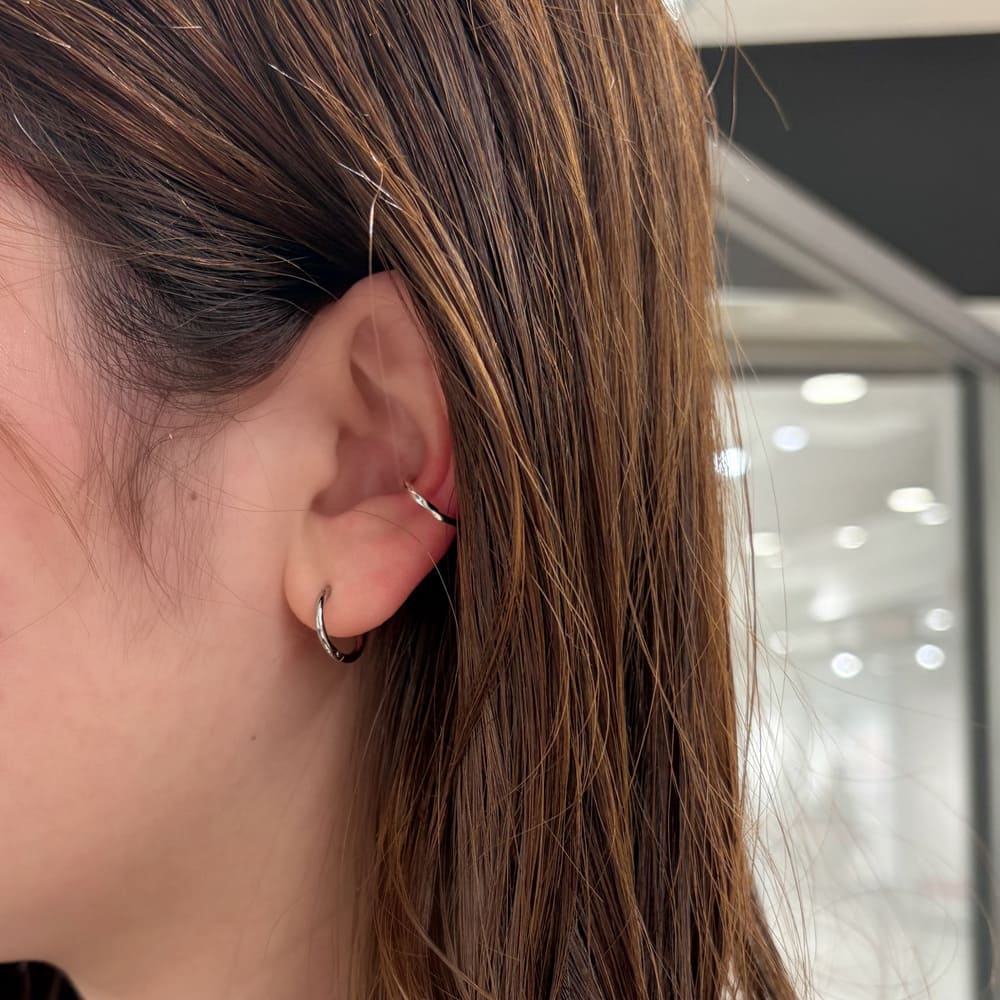 シルバーイヤリング着用画像｜メンズアクセサリーブランドLION HEART（ライオンハート）のレディーススタッフコーディネート。