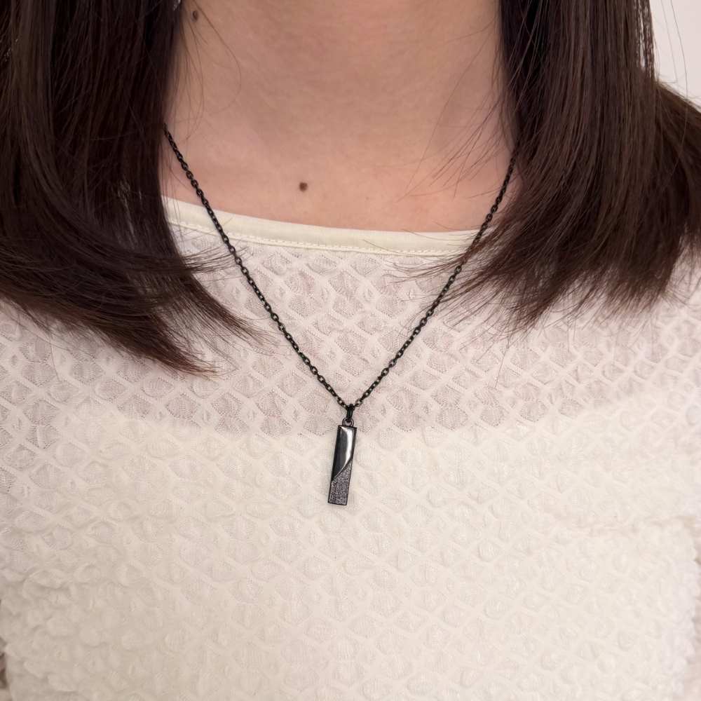 シルバーネックレス着用画像｜メンズアクセサリーブランドLION HEART（ライオンハート）のレディーススタッフコーディネート。