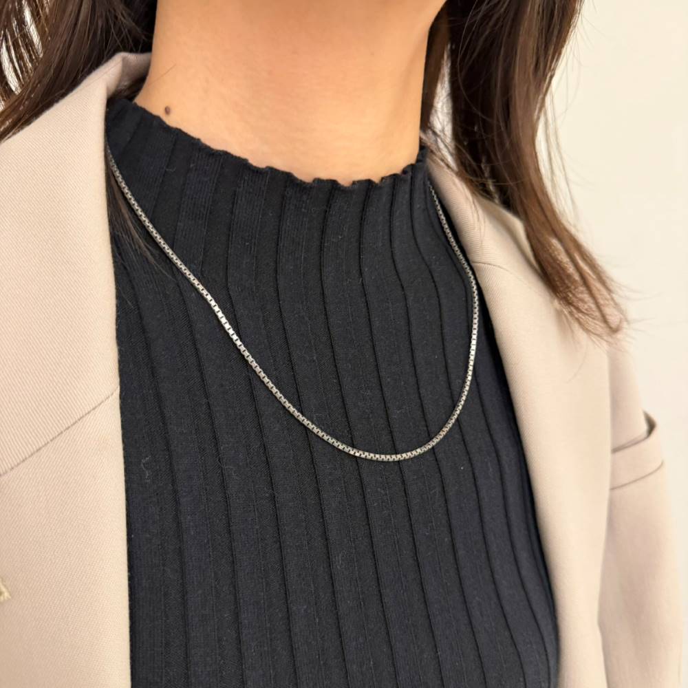 シルバーネックレス着用画像｜メンズアクセサリーブランドLION HEART（ライオンハート）のレディーススタッフコーディネート。