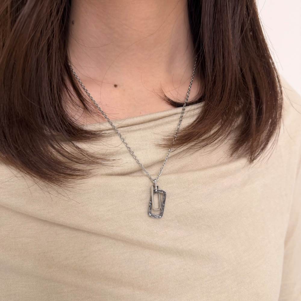 シルバーネックレス着用画像｜メンズアクセサリーブランドLION HEART（ライオンハート）のレディーススタッフコーディネート。