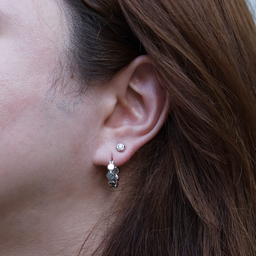 シルバーピアス着用画像｜メンズアクセサリーブランドLION HEART（ライオンハート）のメンズスタッフコーディネート。