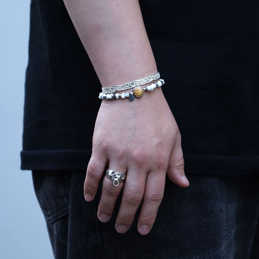 シルバーバングル、ビーズブレスレット、シルバーリング着用画像|メンズアクセサリーブランドLION HEART(ライオンハート)のメンズスタッフコーディネート。