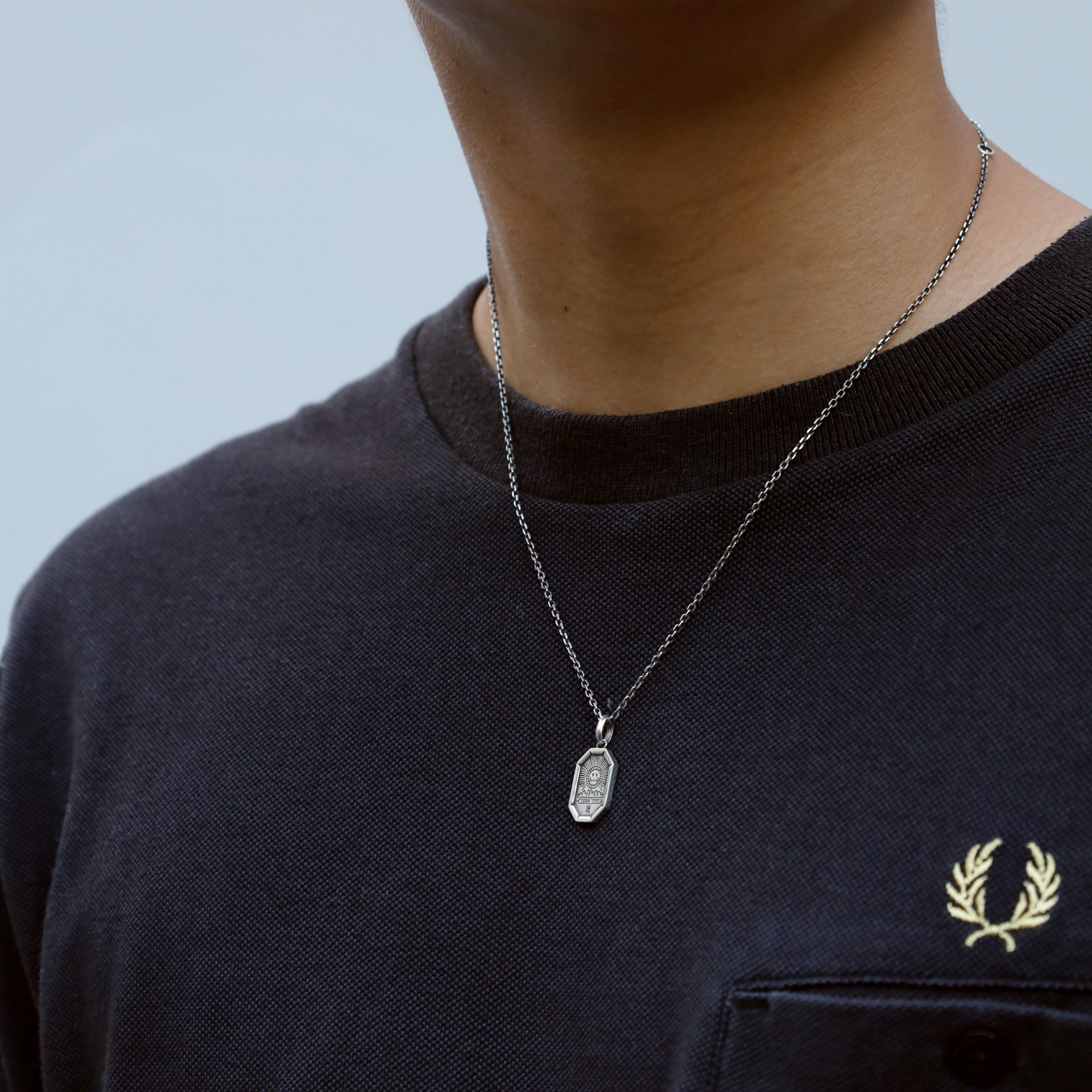 シルバーネックレス着用画像｜メンズアクセサリーブランドLION HEART（ライオンハート）のメンズスタッフコーディネート。