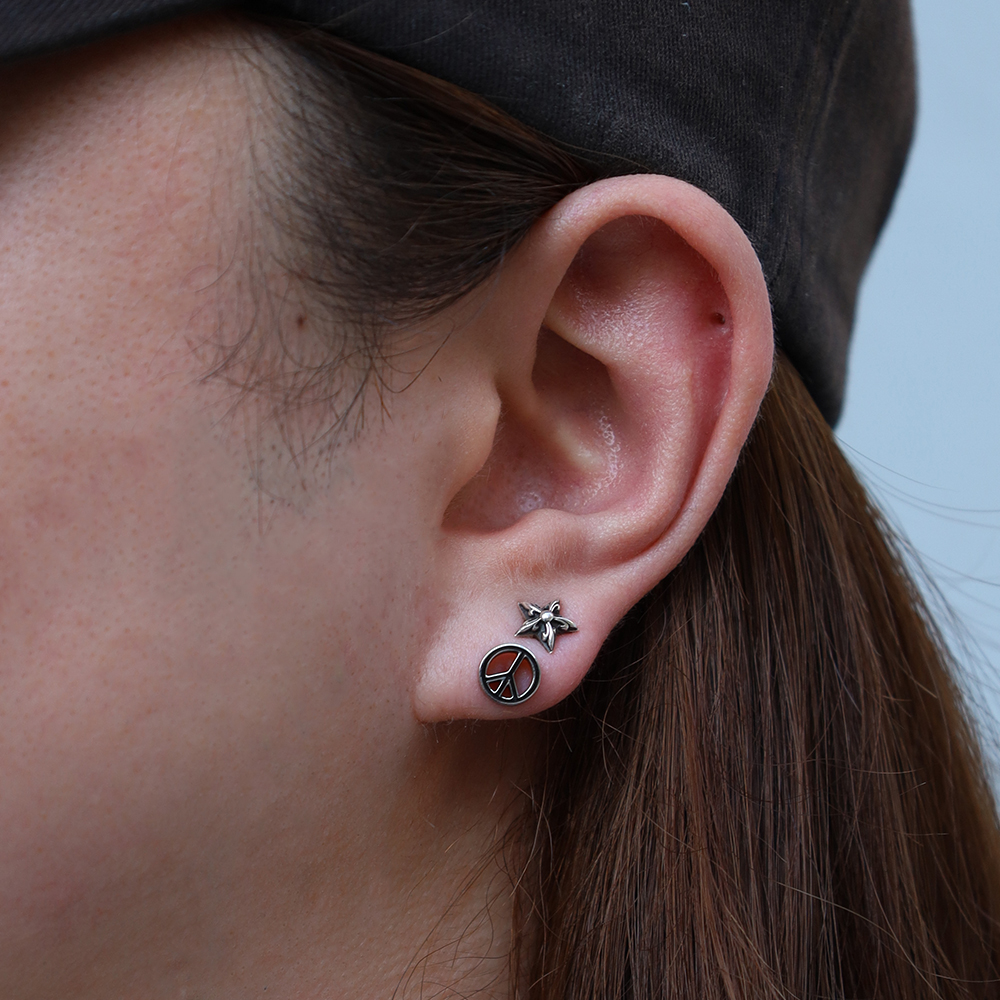 シルバーピアス着用画像｜メンズアクセサリーブランドLION HEART（ライオンハート）のメンズスタッフコーディネート。