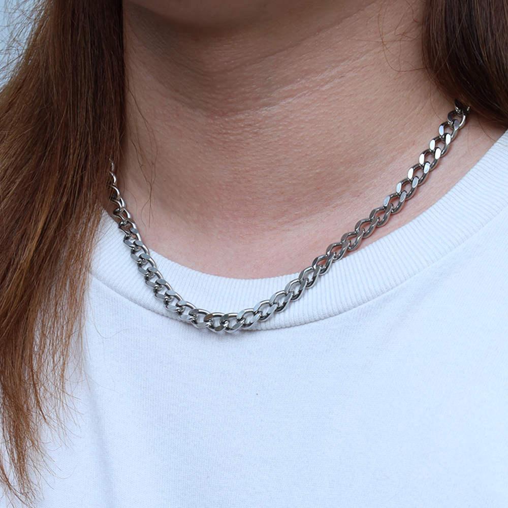 シルバーネックレス着用画像｜メンズアクセサリーブランドLION HEART（ライオンハート）のメンズスタッフコーディネート。