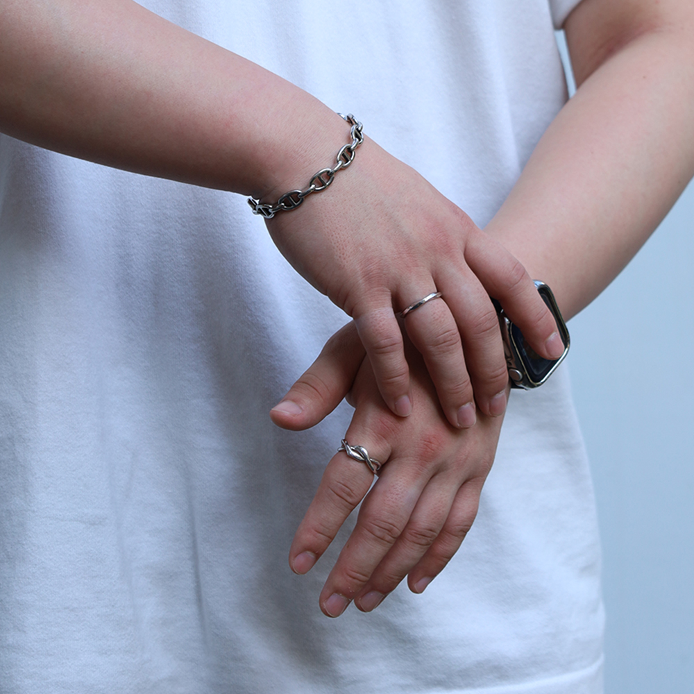 シルバーバングル、シルバーリング着用画像｜メンズアクセサリーブランドLION HEART（ライオンハート）のメンズスタッフコーディネート。