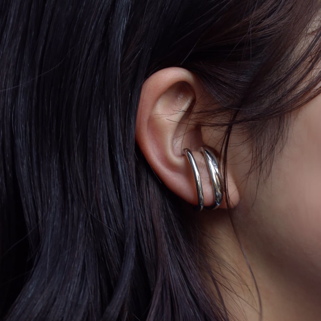 LHMEのシルバーイヤーカフ｜LHME(エルエイチエムイー)のアクセサリーを使ったコーディネート　金属アレルギー対応　サージカルステンレス