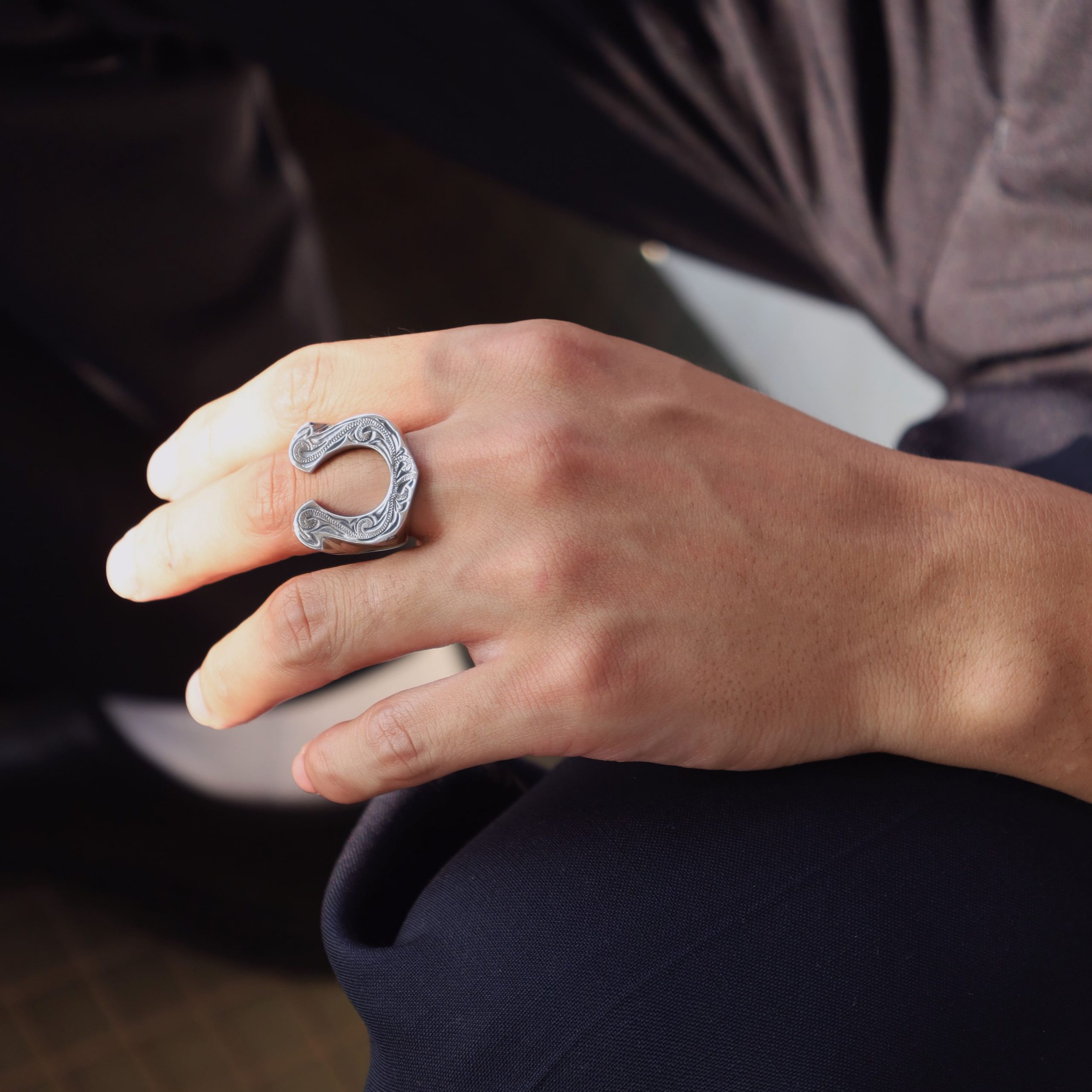 シルバーリング着用画像｜メンズアクセサリーブランドLION HEART（ライオンハート）のメンズスタッフコーディネート。